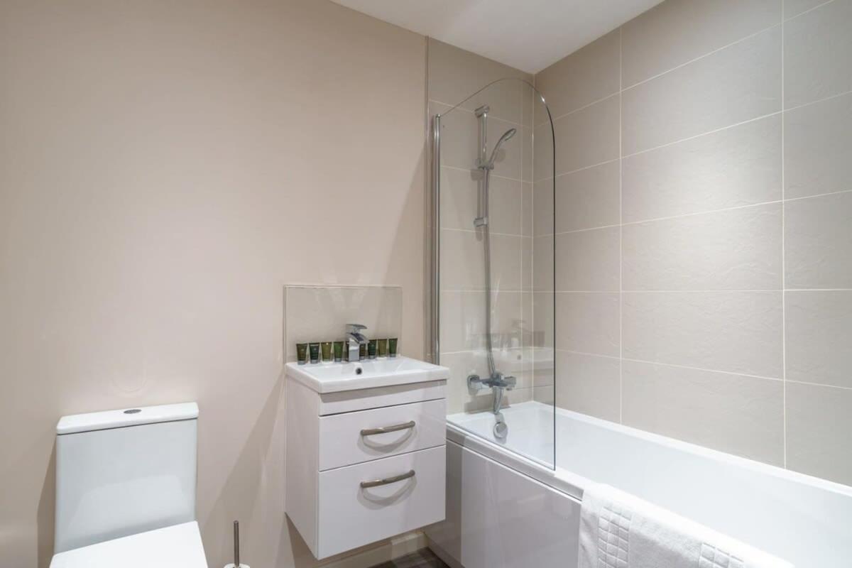 Bright 2 Bed Apartment Manchester - Sleeps 4 Eksteriør bilde